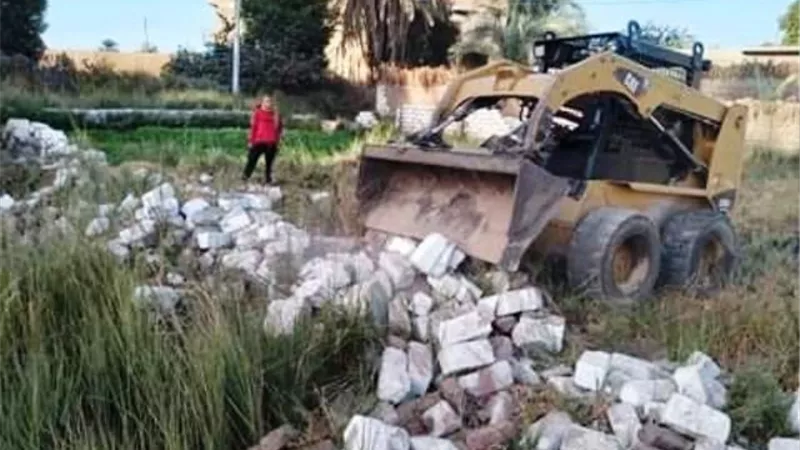 إزالة حالتى تعدى بالبناء وإقامة سور فى القرنة غرب الأقصر.. بالصور