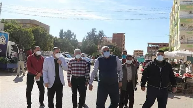 محافظ الوادي الجديد يشهد اعمال تطوير ميدان البساتين بالخارجة