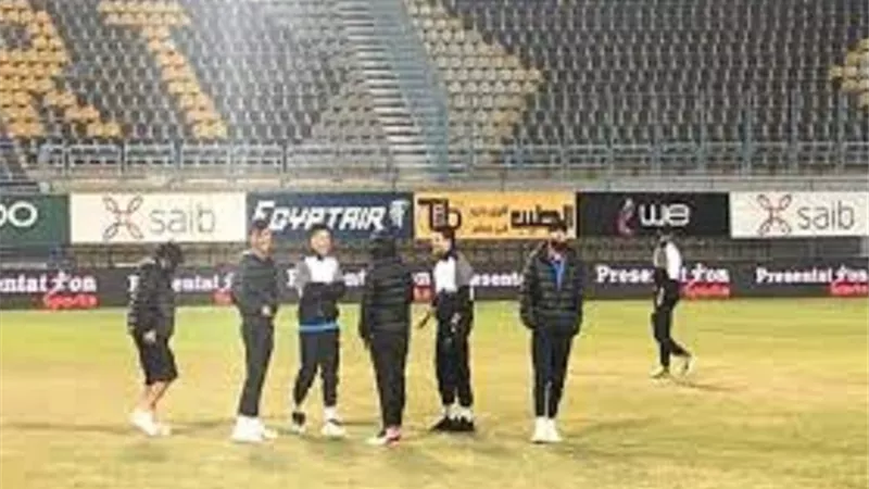 لاعبو الزمالك يعاينون أرضية ملعب بتروسبورت