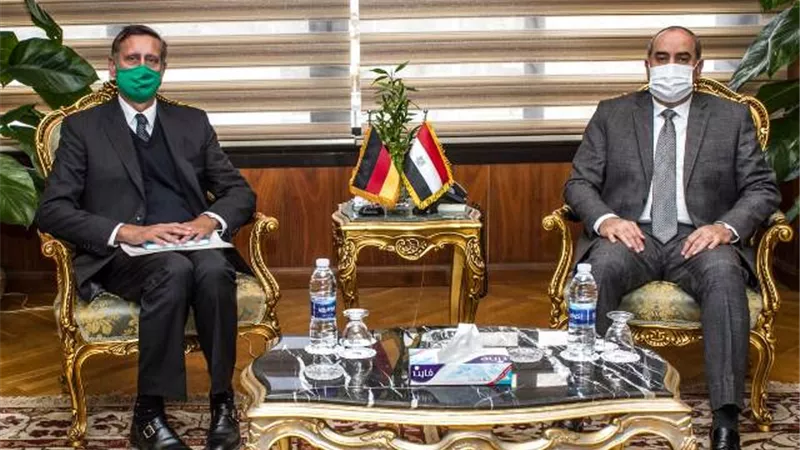 وزير الطيران المدنى يبحث مع سفير ألمانيا بمصر سبل زيادة الحركة السياحية الوافدة