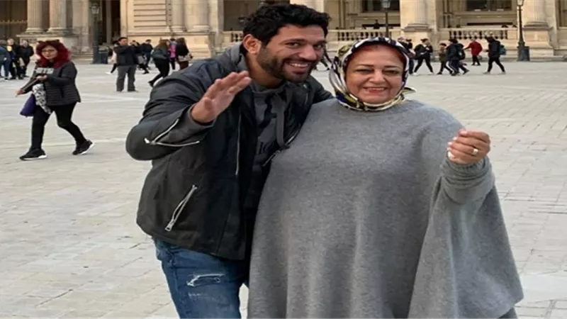شاهد.. الرداد ينشر صورة لأخر هدية قدمتها له والدته قبل رحيلها