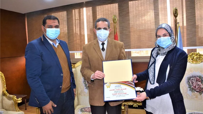 تكريم المدير المالي لحي ثان طنطا بعد حصولها على الدكتوراة في إدارة الأعمال