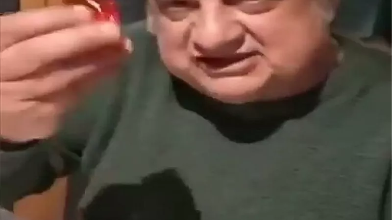 خالد الصاوى يداعب جمهوره بـ 