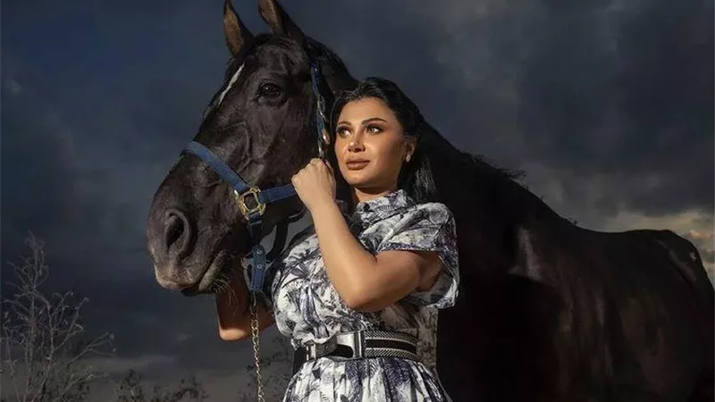 بين الخيل والطبيعة الساحرة .. منى ممدوح تتألق فى أحدث جلسة تصوير ..صور