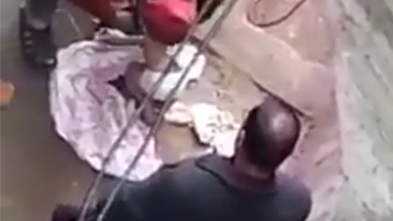 فيديو لرجل يجرد طفلة من ملابسها في الشارع يشعل غضب رواد السوشيال ميديا