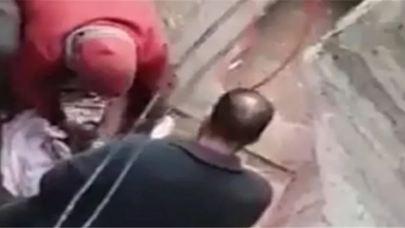 تجرد من كل مشاعر الإنسانية ...أب يجرد رضيعته من كامل ملابسها بالشارع محاولا حرقها ...فيديو