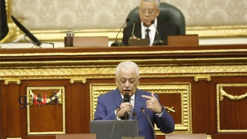 وزير التعليم يوزع 