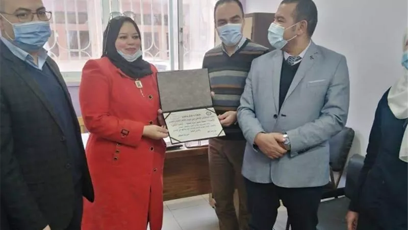 تكريم العاملين بوحدة الكلى ببنى سويف الجامعى
