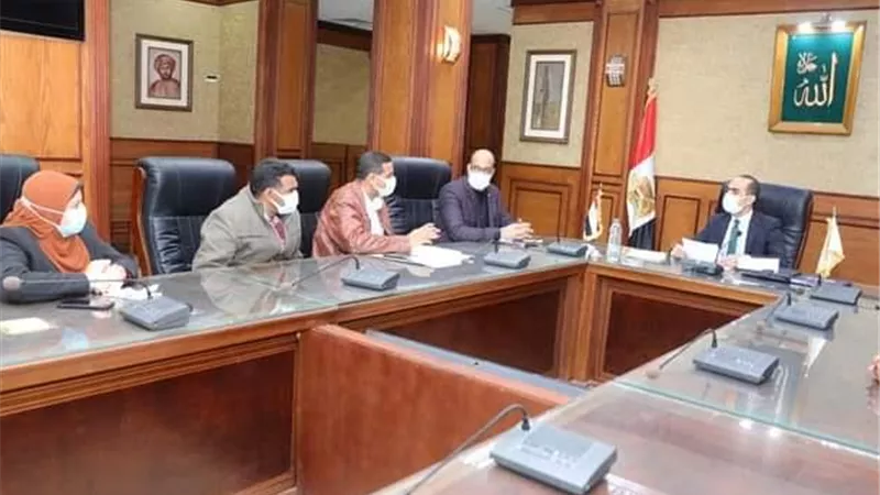 نائب محافظ سوهاج يعقد اجتماعا بأعضاء فريق مبادرة 