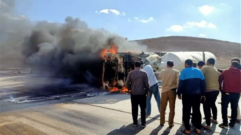 اشتعال النيران بسيارة نقل وتفحم جثة السائق فى القاهرة الجديدة.. بالصور