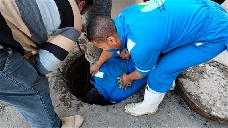مياه القناة تنفذ حملة مكبرة لتطهير شبكات الصرف الصحي بالقنطرة غرب.صور