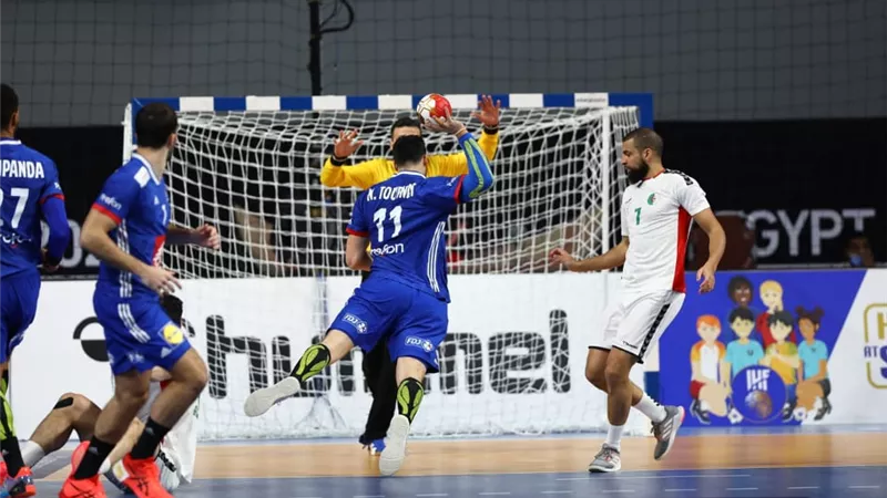 الديوك الفرنسية يفوز بصعوبة على محاربي الصحراء 29- 26