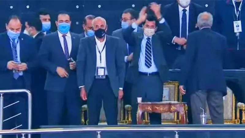 وزير الرياضة مشجع درجة ثالثه فى مباراة مصر والاتحاد الروسي
