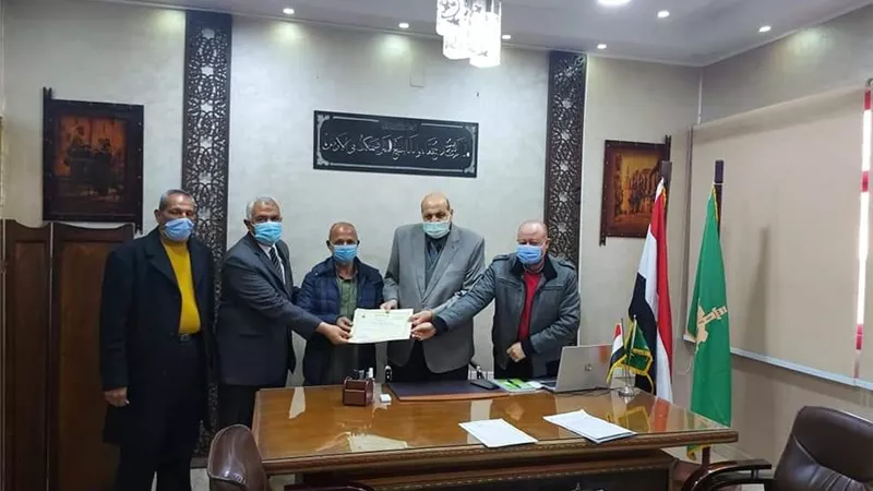 وكيل التعليم بالقليوبية يُكرم أحد العاملين بالمديرية