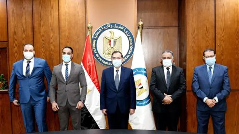 وزير البترول يوقع عقود للبحث عن الذهب بقيمة 13 مليون دولار