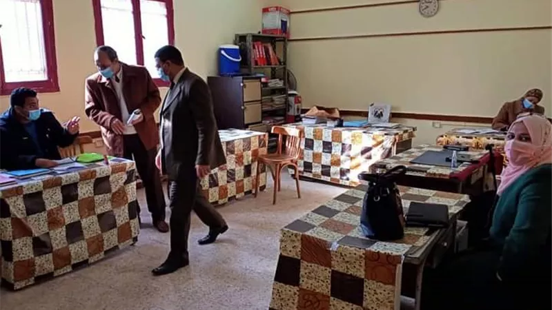 مدير تعليم بنها يتابع تطبيق الاجراءات الاحترازية والتناوب بين العاملين بالمدرسة الفندقية