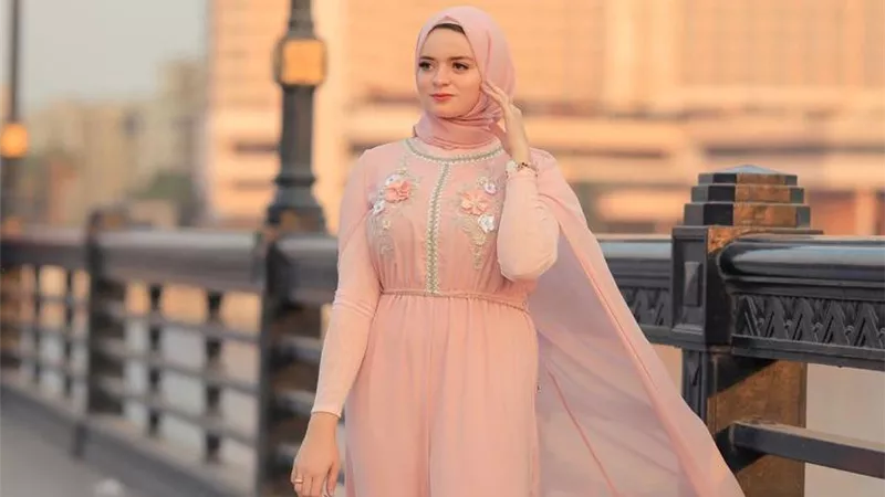 شرين أنور تبرز تنسيقات للمحجبات وملابس محتشمة فى شتاء 2021