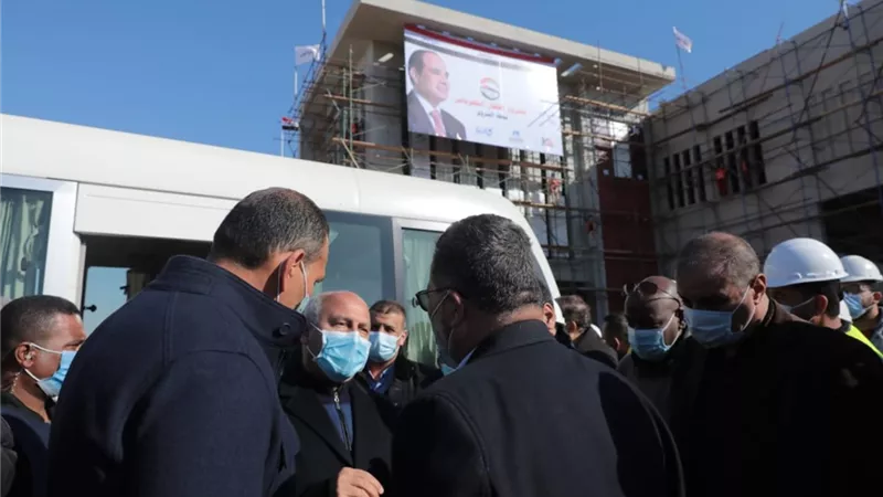 وزير النقل يتابع معدلات تنفيذ مشروعي القطار الكهربائي