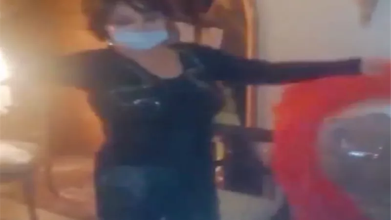 بالكمامة.. نبيلة عبيد ترقص على نغمات 