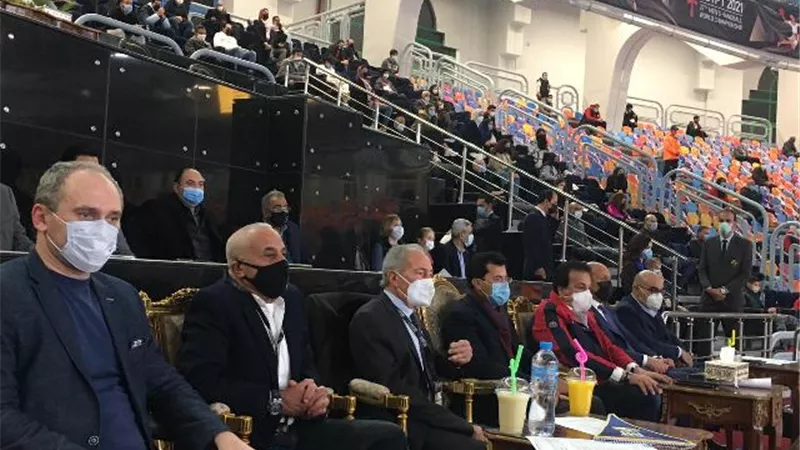 وزير الشباب يؤازر المنتخب الوطني لكرة اليد أمام بيلاروسيا.صور
