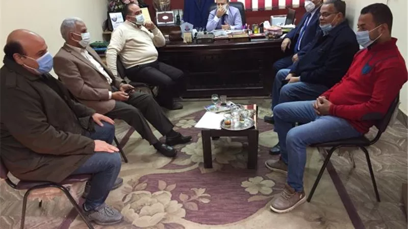 دفع جدية التصالح لغير القادرين فى حى عين شمس فى القاهرة.. بالصور