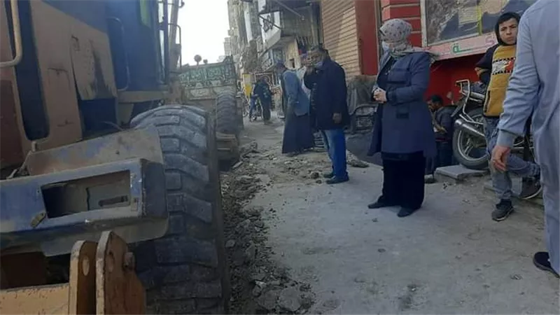 تمهيداً للرصف.. تسويةطرق وشوارع مدينة أشمون