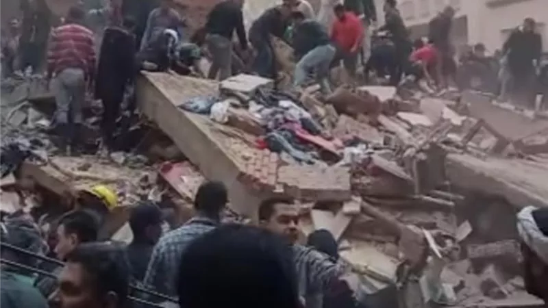 لجنة هندسية لمعرفة أسباب انهيار عقار المحلة الكبرى-صور