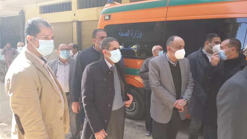 انقاذ اثنين مصابين من تحت أنقاض عقار المحلة المنهار-صور
