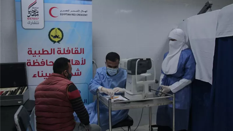 الكشف على 1000 حالة مرضية في قافلة الهلال الأحمر وتحيا مصر
