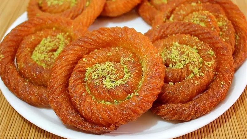 المشبك الحلبى بالسميد وسر القرمشه بالفيديو