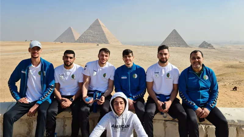 مونديال العالم.. منتخب الجزائرلكرة اليد في زيارة لاهرامات