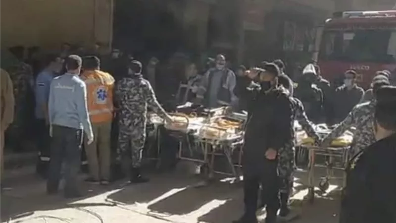 انتشال اول جثة لسيدة و4 مصابين من تحت أنقاض عقار المحلة المنهار-صور