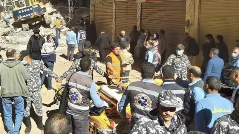 انتشال ٦ جثث و٢ مصابين واستمرار عمليات الانقاذ فى عقار المحلة المنهار-صور