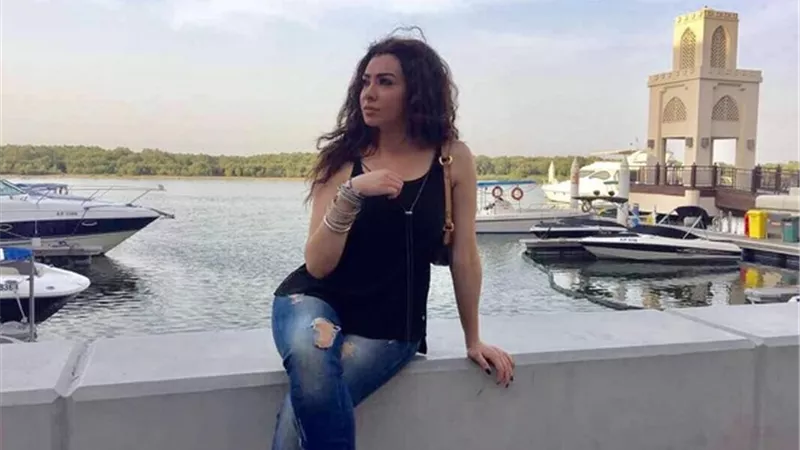 ميريهان حسين تتحدى الطقس بشورت ليجن.. صور
