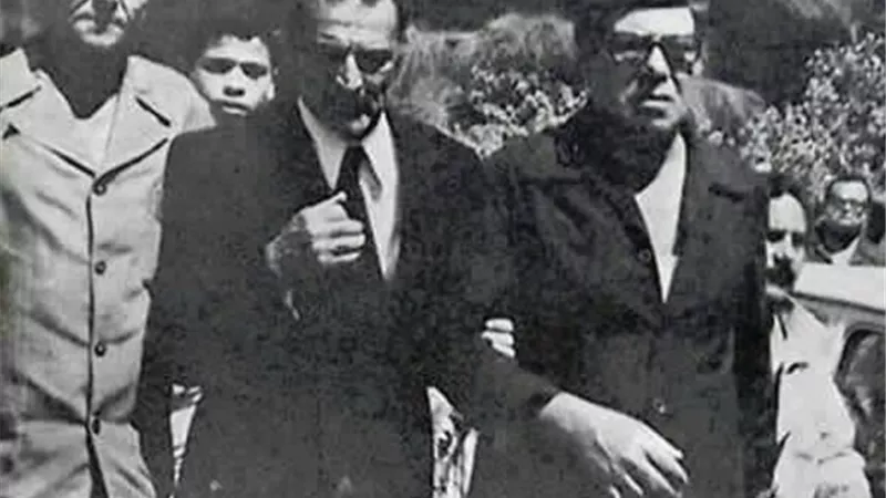 صورة نادرة لوحش الشاشة واحمد مظهر بجنازة رشدى اباظة