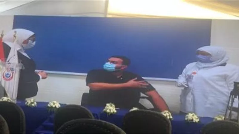 وزيرة الصحة تعطى إشارة بدء تطعيم الفرق الطبية بلقاح كورونا
