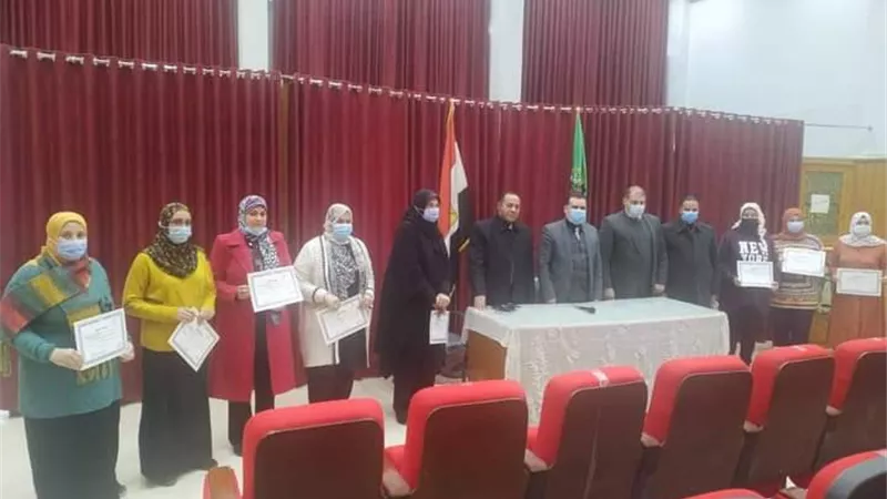 مدير تعليم المنوفية يكرم مدرسة الشهيد عبدالرحمن الديب الابتدائية