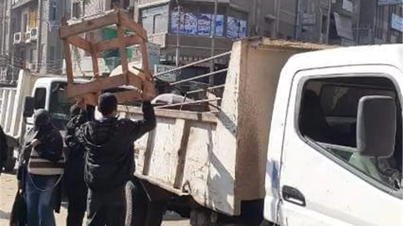 حملات مكبره لرفع الإشغالات والإعلانات غير المرخصة من الشوارع الرئيسية بمدينتي الزقازيق وبلبيس
