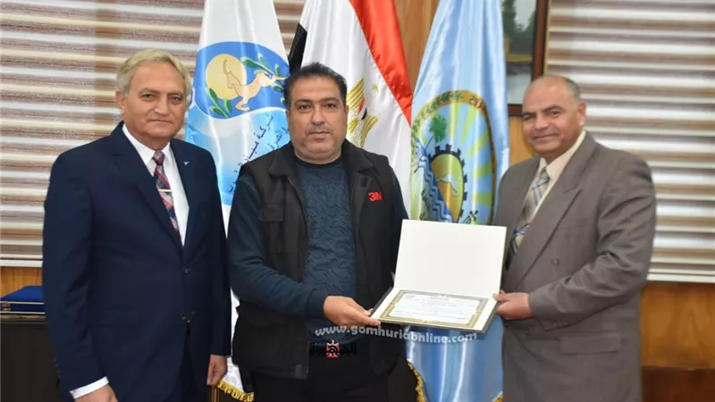 مدير مطار مطروح يكرم رئيس شركة المياه واعضاء لجنة الازمات والطوارئ