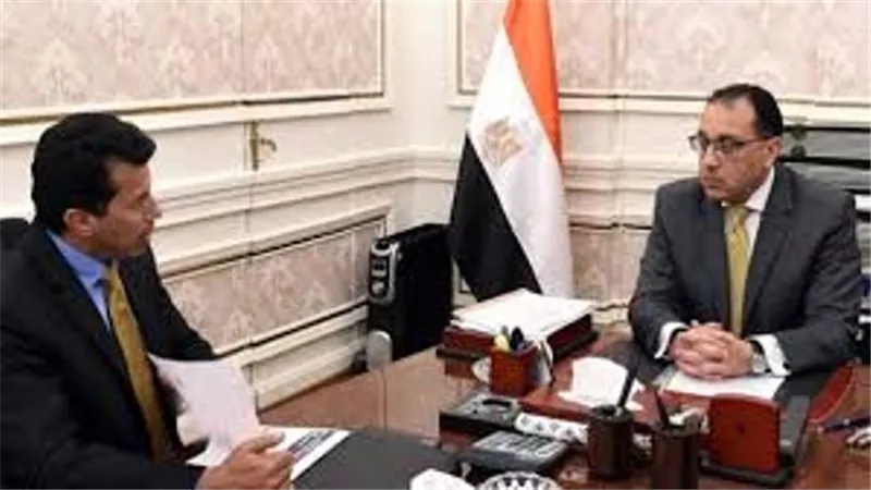 وزير الرياضة ينقل تهنئة رئيس الوزراء إلى منتخب اليد عقب الفوز على بيلاروسيا