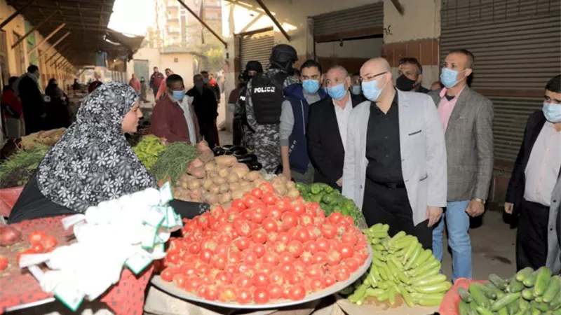 محافظ بني سويف يتفقد سوق الدهشوري ضمن خطة تطوير العشوائيات