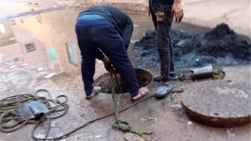 مياه القناة تواصل حملة تطهير شبكات الصرف الصحي بالقطاعات الثلاثة.. صور
