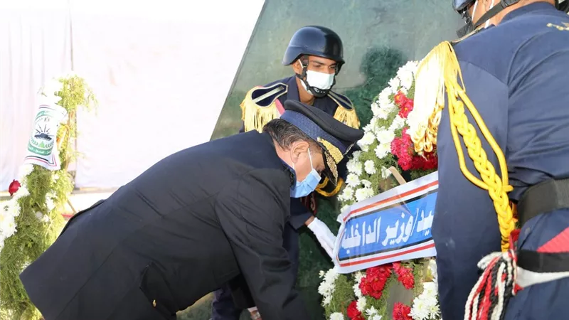 وضع أكاليل الزهور علي قبر الجندي المجهول بالسويس في عيد الشرطة
