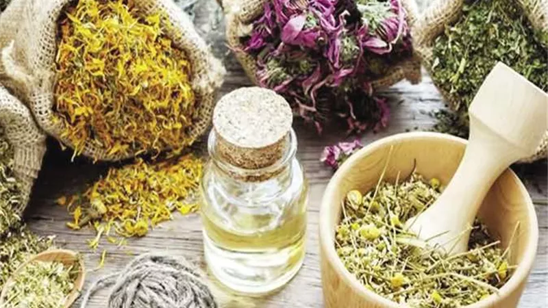 أستاذ كبد يكشف عن فوائد مذهلة لأعشاب تقي من كورونا.. فيديو