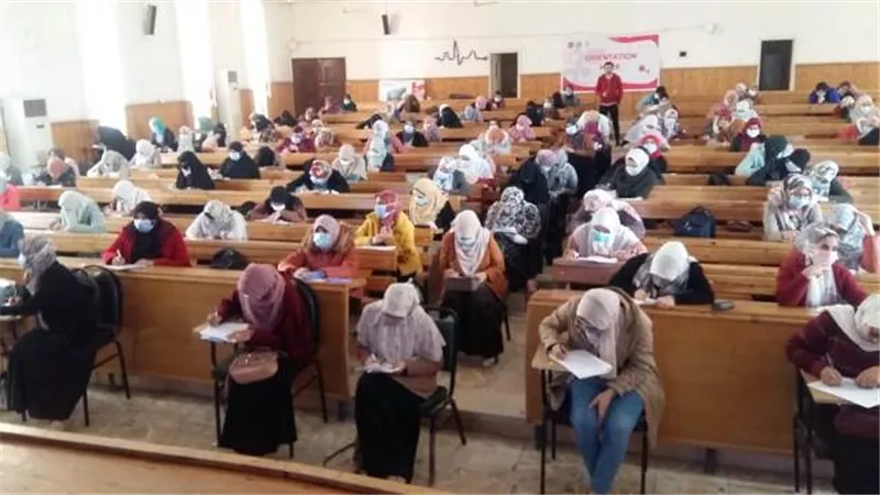 هدوءٌ تامٌّ يسود لجان استكمال امتحان الفرقة السادسة بكلية طب بنات الأزهر بالقاهرة.