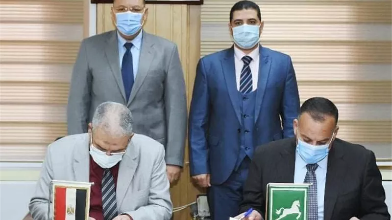 محافظ الشرقية ورئيس هيئة محو الامية وتعليم الكبار يشهدان توقيع بروتوكولات تعاون