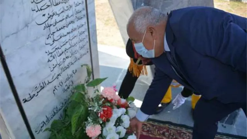 الزملوط يضع أكليل الزهور على النصب التذكاري لشهداء الشرطة بالوادى الجديد