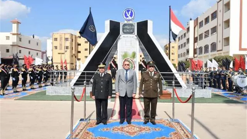 محافظ الشرقية ومدير الأمن يضعان إكليلاً من الزهور على النصب التذكاري للشهداء