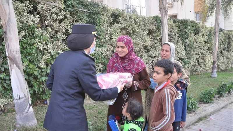 بمناسبة عيد الشرطة . ورود ولعب اطفال وأدوات مدرسية هدايا أمن القاهرة للمواطنين .صور