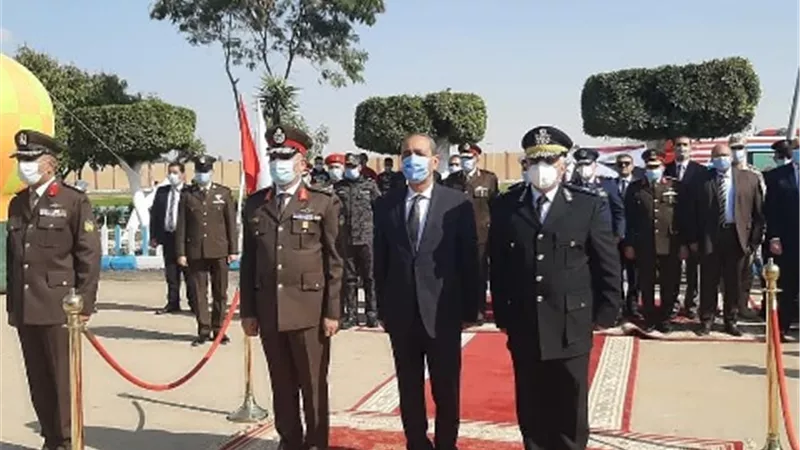 المحافظ و قائد الجيش الثاني و مدير أمن الاسماعيلية يضعون أكليل الزهور علي النصب التذكاري